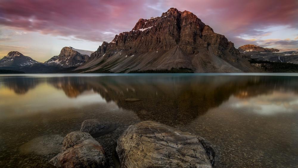Bow Lake and Crowfoot Mountain (Banff National Park) wallpaper