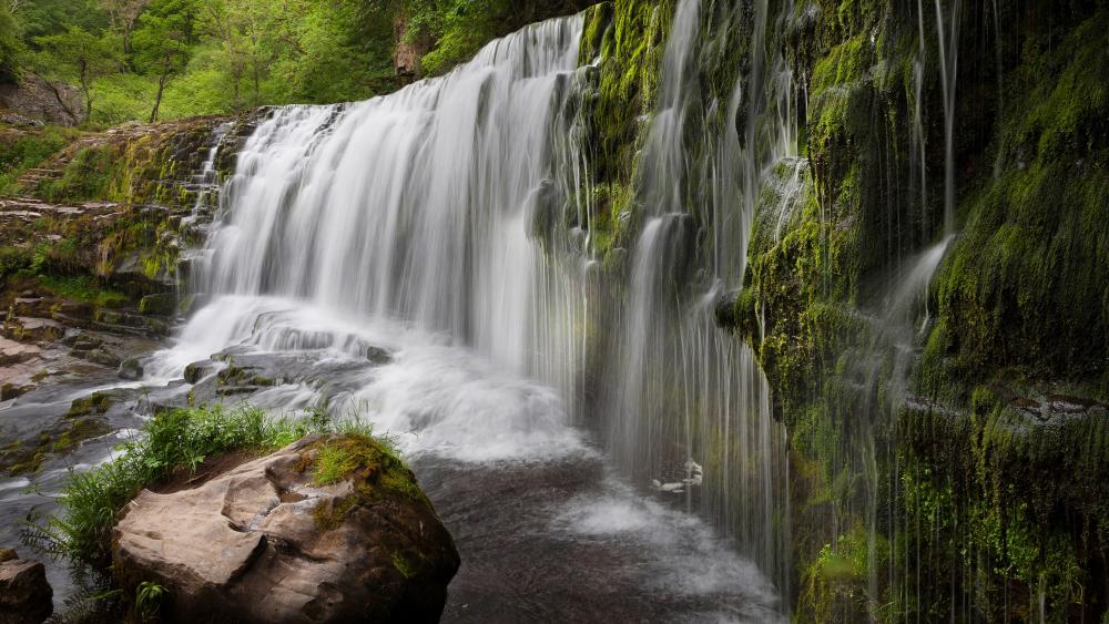 Sgwd Clun Gwyn Waterfall (Brecon Beacons National Park) wallpaper