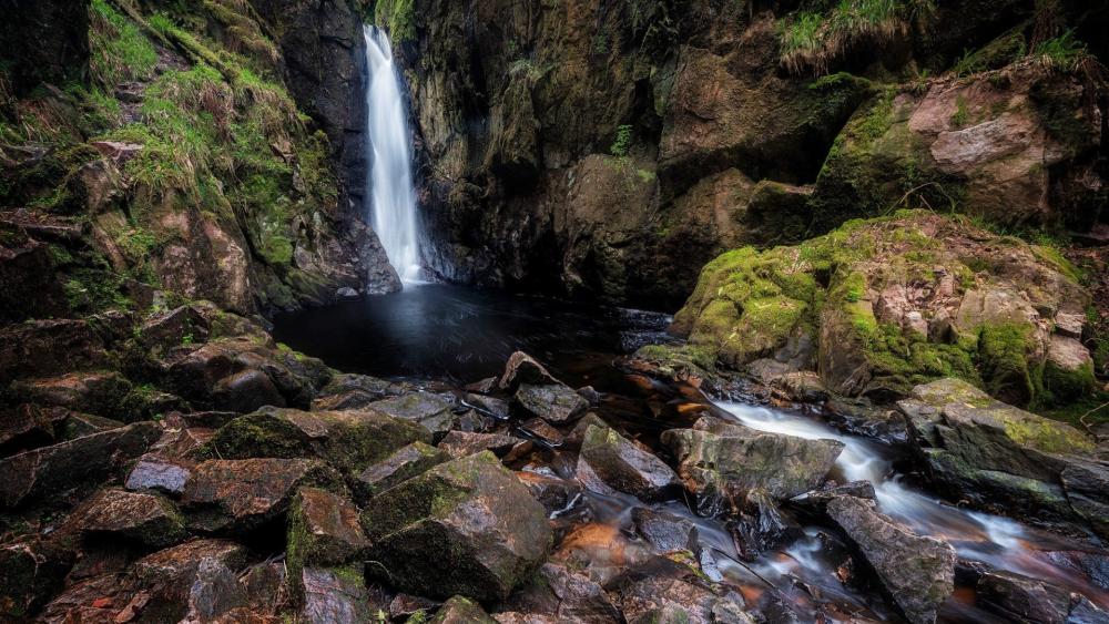 Stanley Ghyll Waterfall in Eskdale, Cumbria, UK wallpaper
