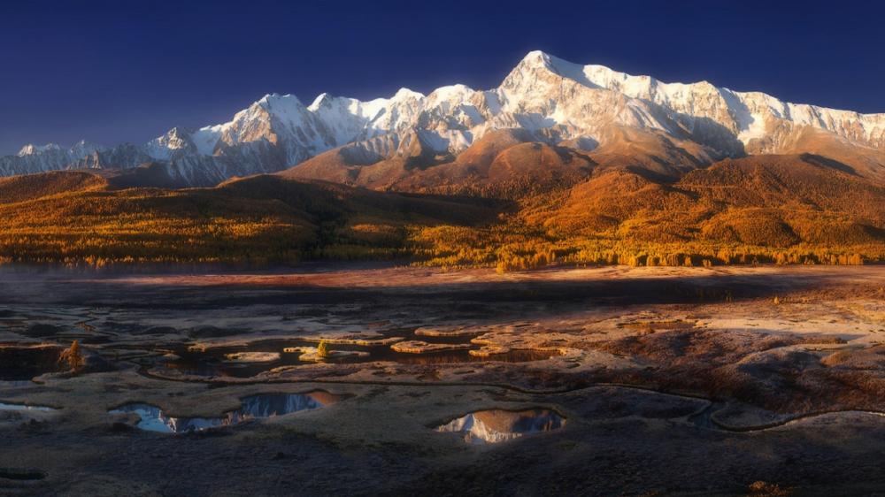 Majestic Mountain Serenity in Autumn Colors wallpaper