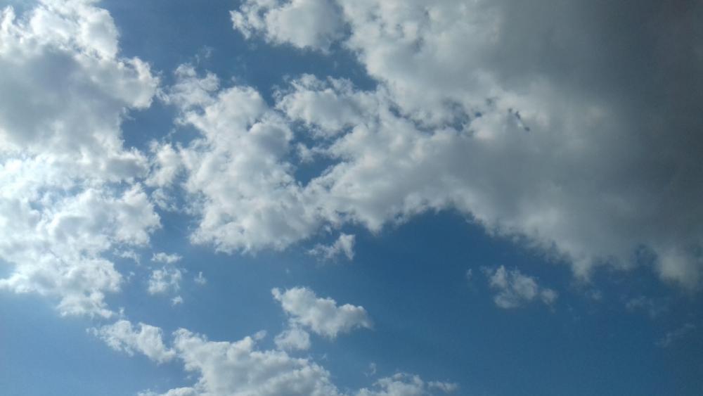 Serene Sky with Fluffy Clouds wallpaper