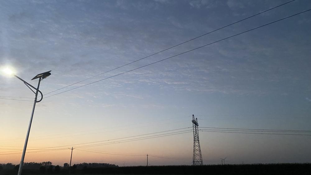 Serene Sunset Over Open Fields wallpaper