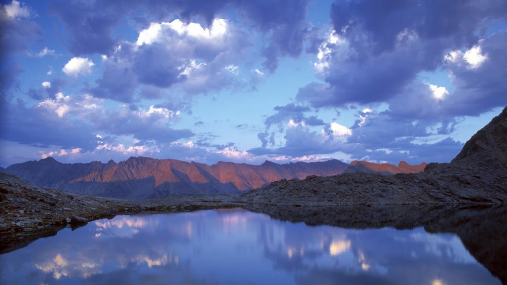 Serene Mountain Reflection at Dusk wallpaper