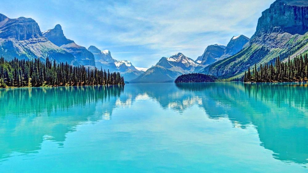 The reflection of the mountains in the water wallpaper