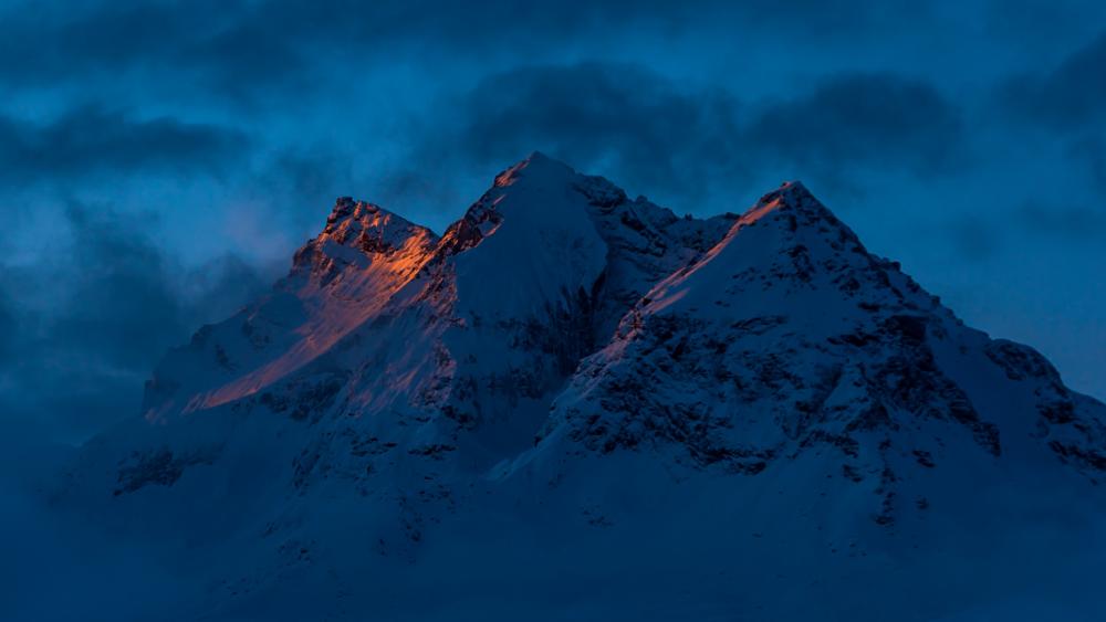 Majestic Blue Mountain Peaks at Dusk wallpaper
