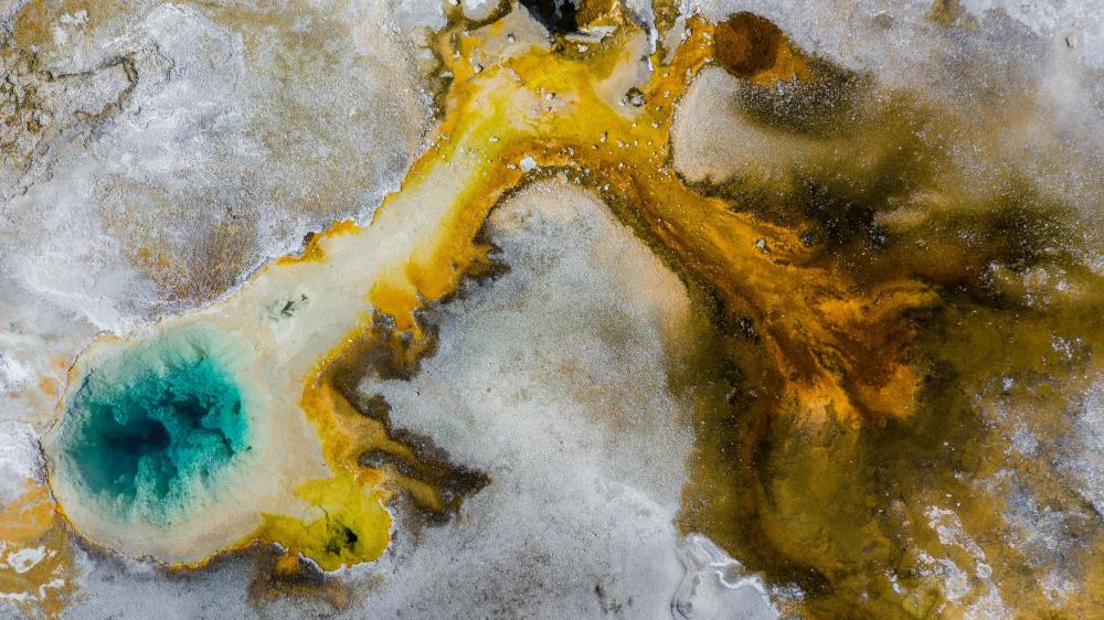 Thermal pool at Yellowstone National Park wallpaper