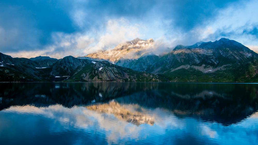 Serenity in Nature's Reflection wallpaper