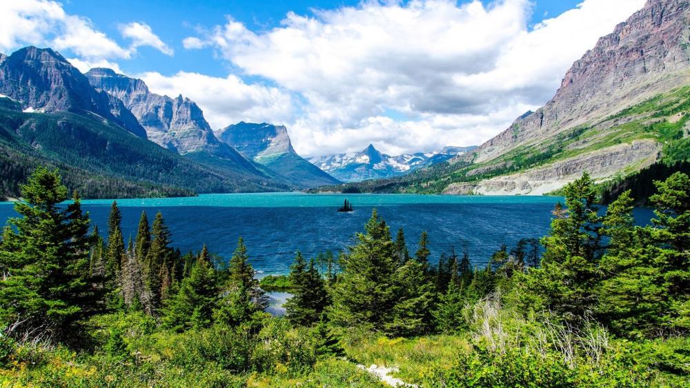 Majestic Mountain Lake Scenery wallpaper