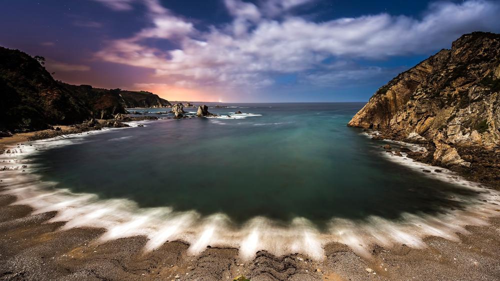 Tranquil Coastal Serenity With Moonlit Waves wallpaper