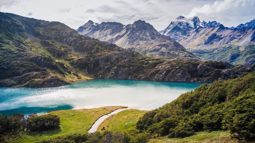 Majestic Mountains Reflecting on Serene Waters wallpaper