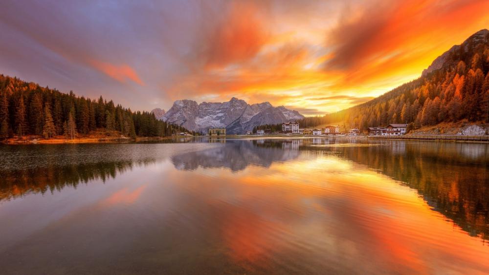 Stunning Mountain Sunset Reflections on Serene Lake wallpaper