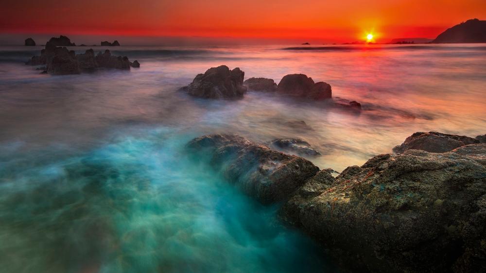Serene Sunset Over Ocean Waves wallpaper