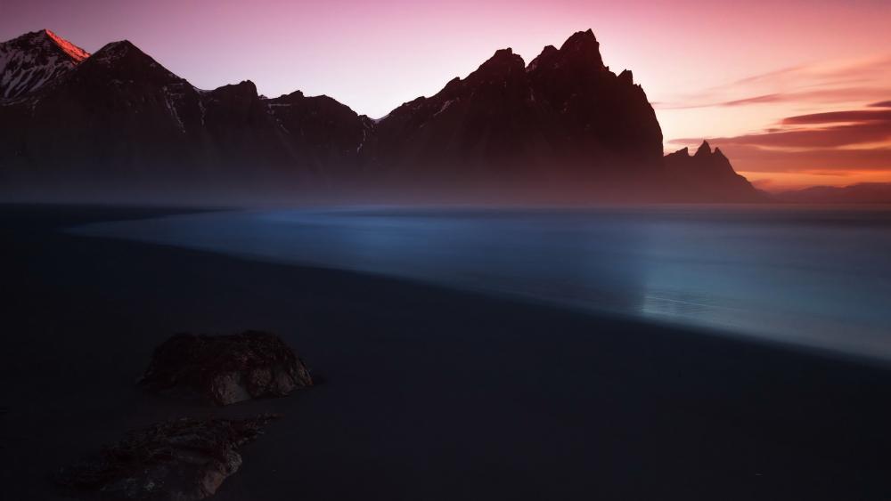 Tranquil Twilight Over Majestic Mountains wallpaper