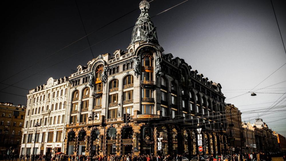 Elegant Historical Architecture in Urban Landscape wallpaper