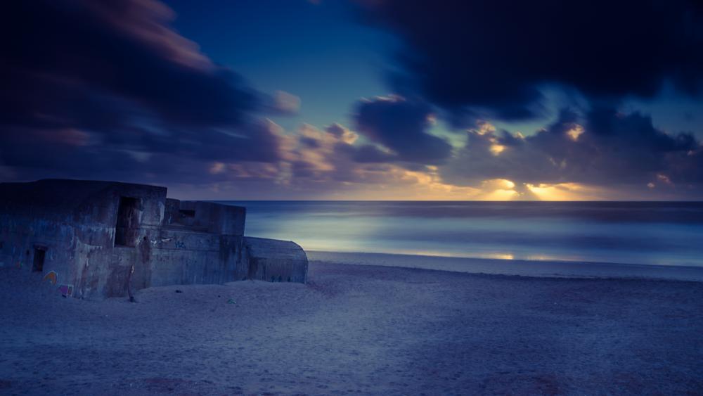 Serene Sunset Over Abandoned Shoreline wallpaper