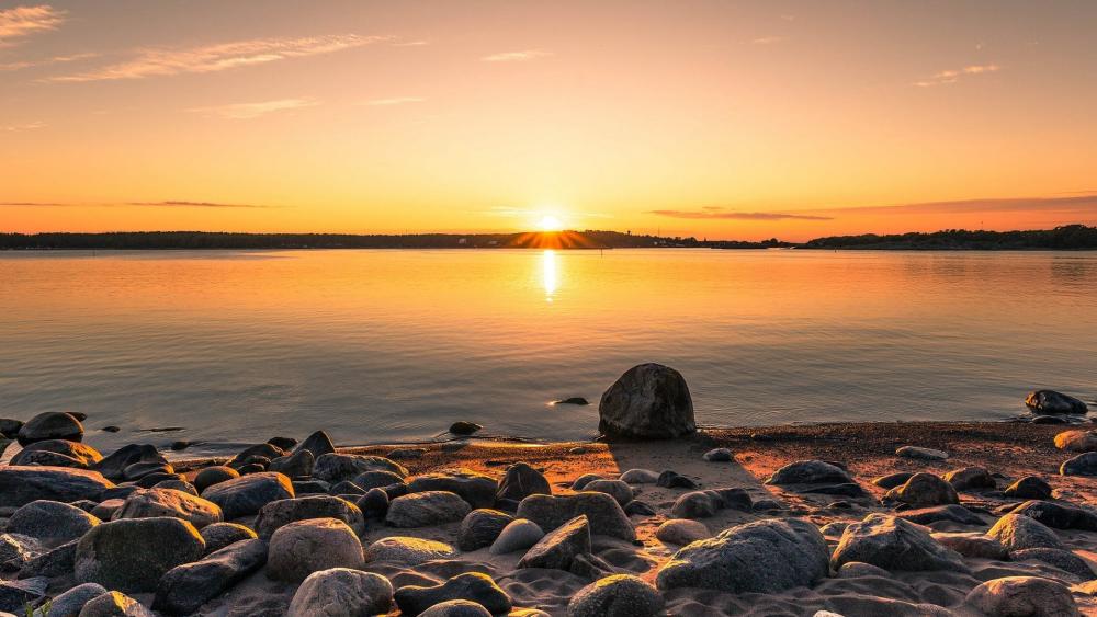 Tranquil Sunset Over Still Waters wallpaper