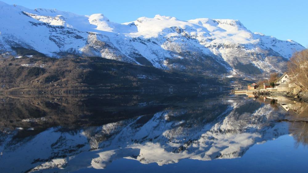 Winter mountain and its mirror in a lake wallpaper