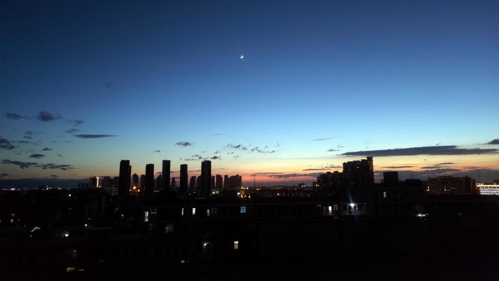 Serene City Skyline at Dusk wallpaper