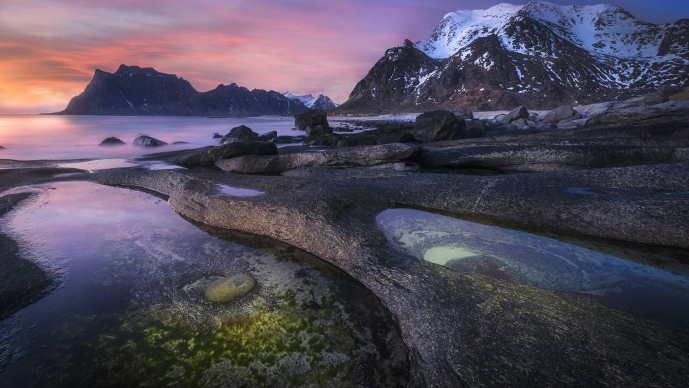 Majestic Mountain Sunset Over Serene Waters wallpaper