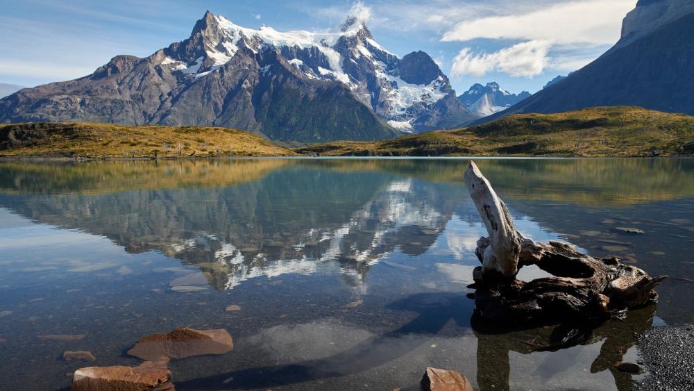 Cordillera del Paine reflected in the Lake Pehoé wallpaper