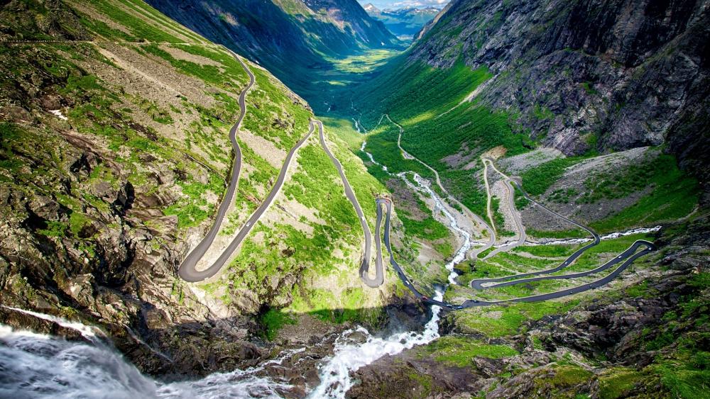 Trollstigen serpentine (Norway) wallpaper