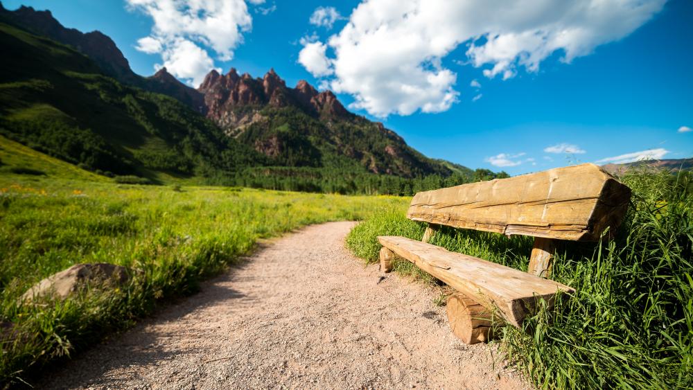 Bench on the path to the Maroon Bells wallpaper