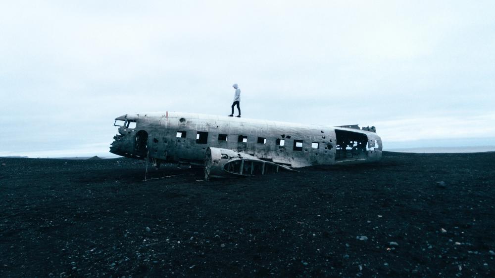 Solheimasandur Airplane wreck wallpaper