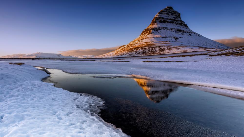 Kirkjufell with Aurora wallpaper