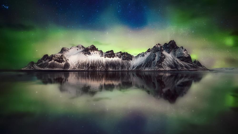 Northern lights reflection wallpaper