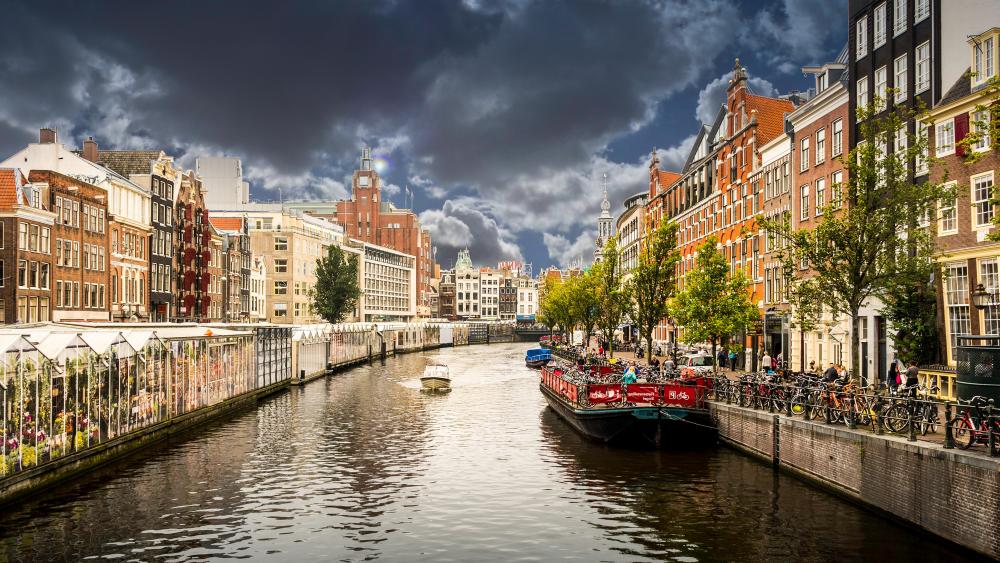 Cloudy spring in Amsterdam wallpaper