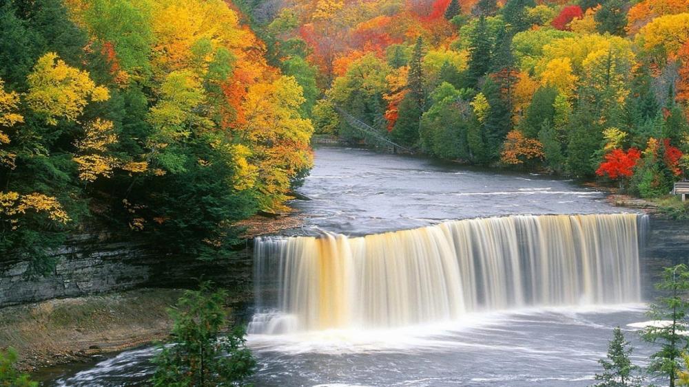 Tahquamenon Falls at fall wallpaper