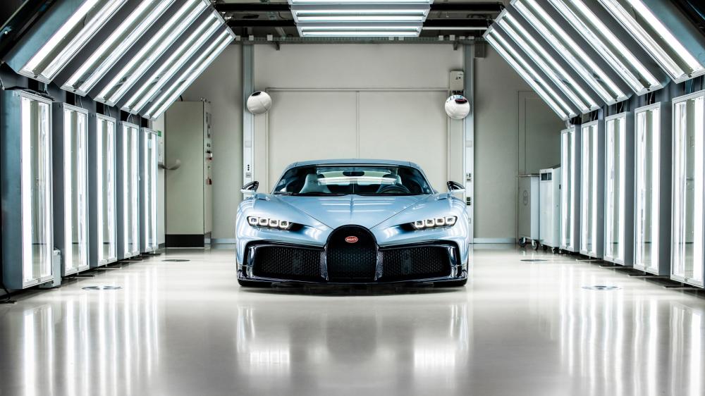 Bugatti Chiron Unleashed in High-Tech Hangar wallpaper