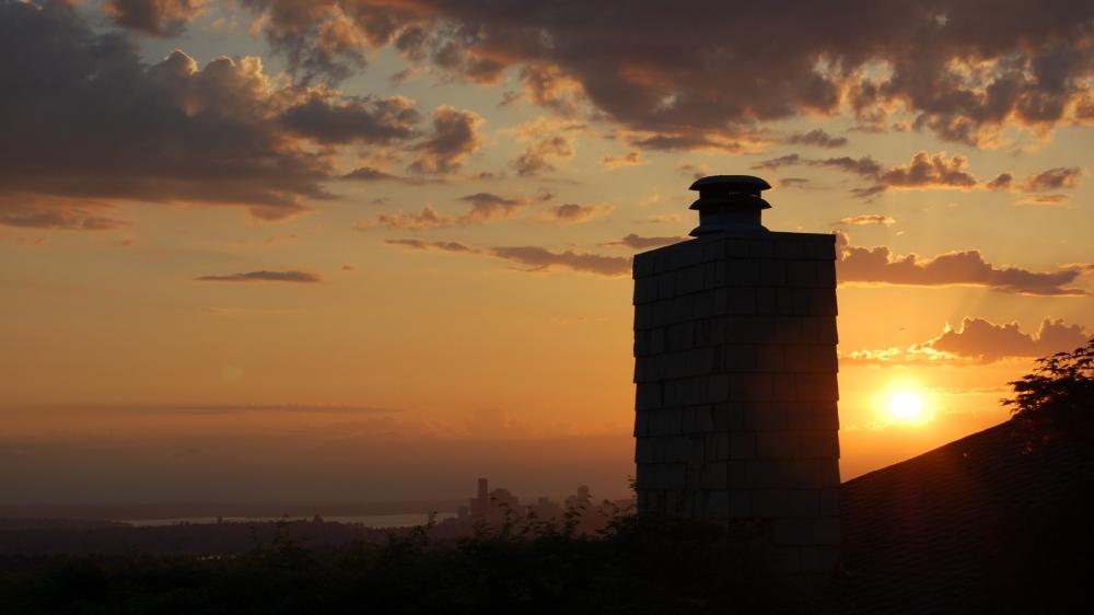 Sunset Serenity Over the City Skyline wallpaper