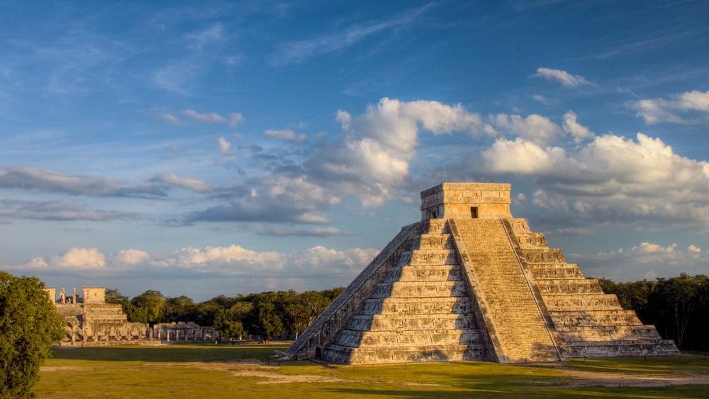 El Castillo pyramid wallpaper