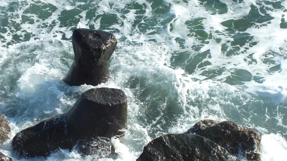 Rocks in the sea wallpaper