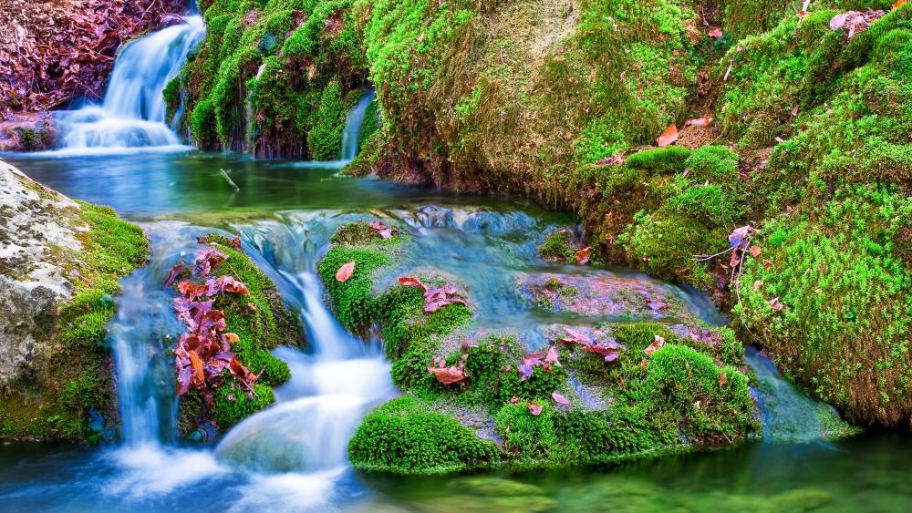 Waterfall among the mossy stones wallpaper