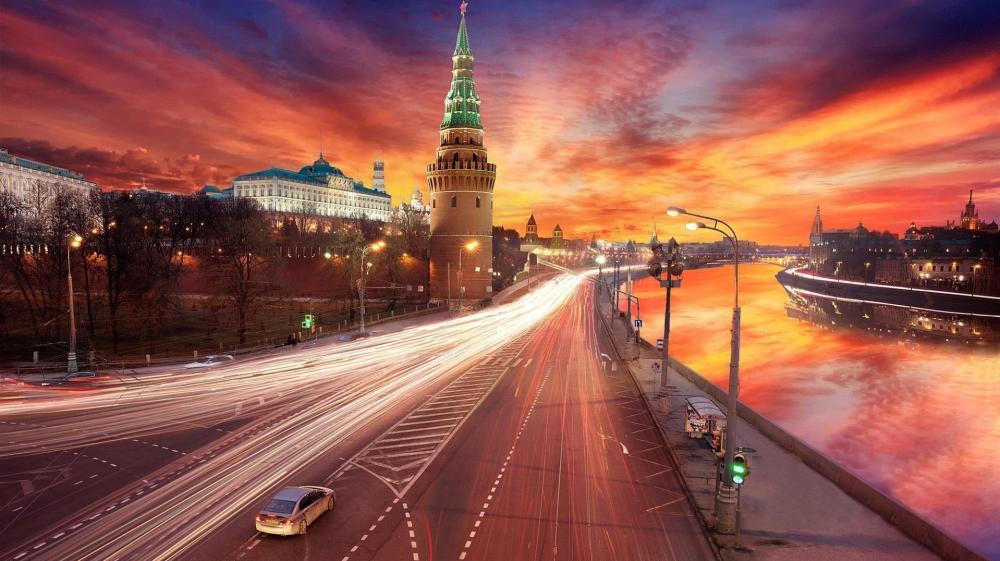 Moscow's Fiery Sunset Over Iconic Kremlin wallpaper