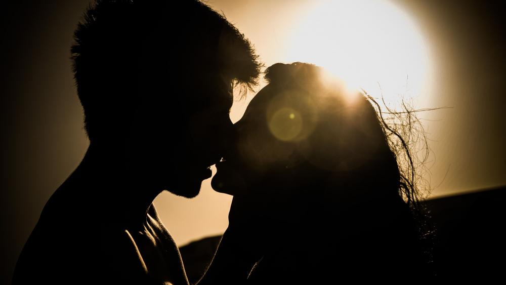 Silhouette of Love at Sunset wallpaper