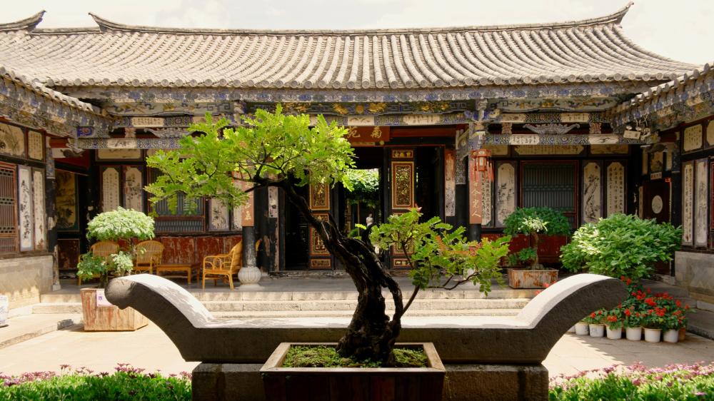 Tranquil Courtyard in Traditional Asian Style wallpaper