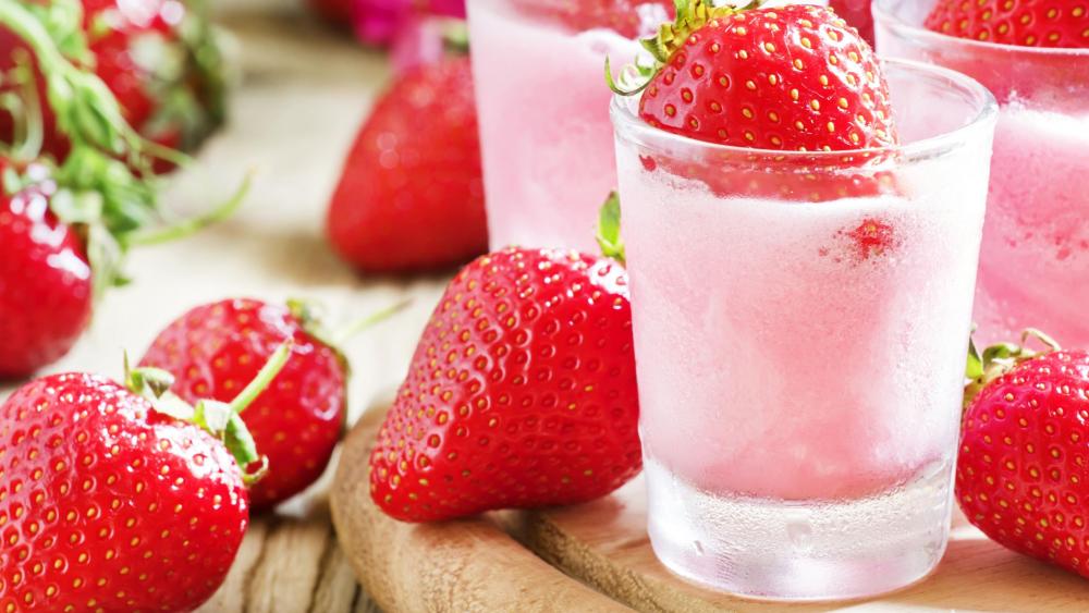 Strawberry Delight Refreshment wallpaper