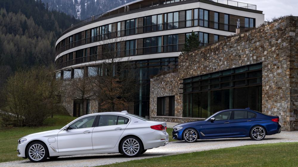 Luxury Cars Beside Modern Architecture wallpaper