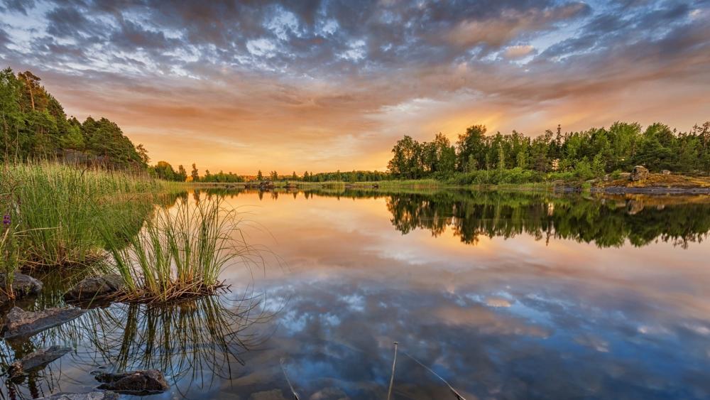 Serene Lakeside Sunset Reflection wallpaper