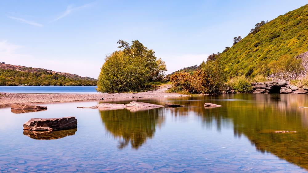 Tranquil Lake Amidst Verdant Hills wallpaper