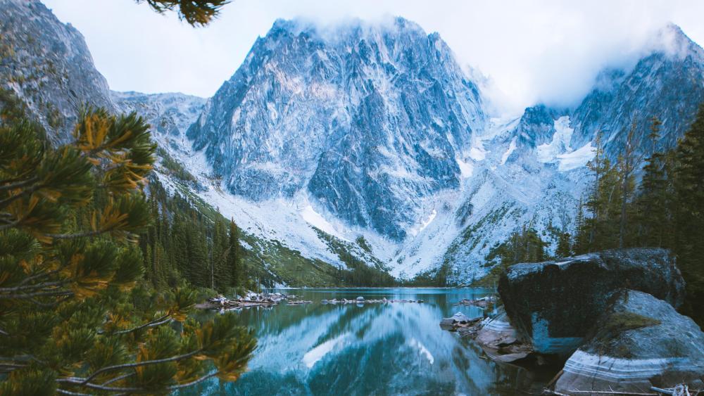 Majestic Colchuck Lake Amidst Snow-Kissed Peaks wallpaper