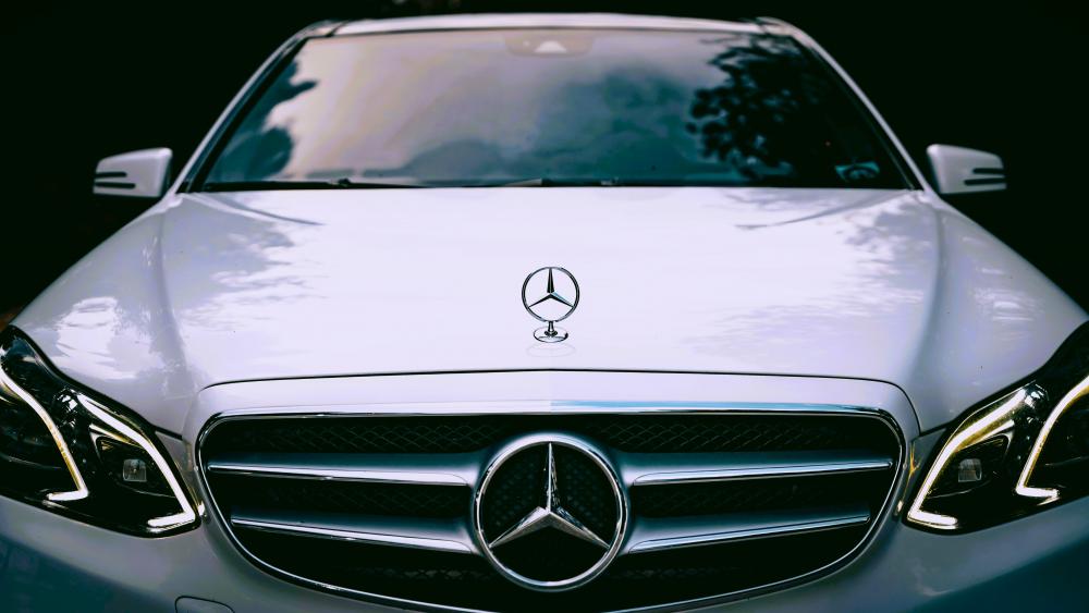 Sleek Mercedes-Benz Elegance at Dusk wallpaper