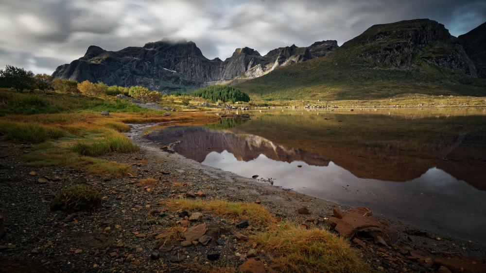 Mountain Reflection in Serene Lake wallpaper