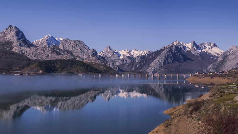 Serene Reflections at Embalse de Riaño wallpaper