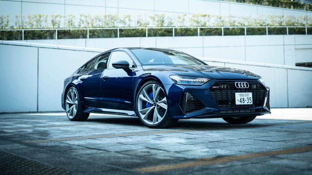 Sleek Audi RS7 in Urban Setting wallpaper