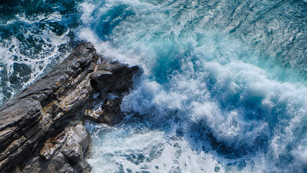 Ocean Waves Crashing on Rocky Shore wallpaper