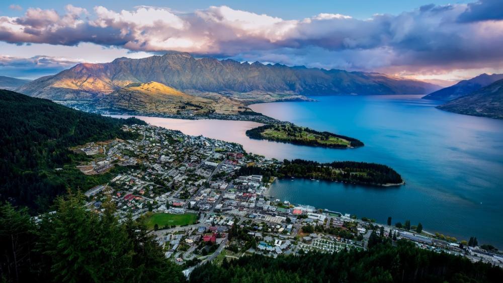 Majestic Queenstown and Lake Wakatipu wallpaper